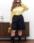 High-waisted bermuda shorts от марка YR, polyester, viscose и spandex, показани върху модел срещу светъл фон.