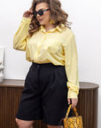 High-waisted bermuda shorts от марка YR, polyester, viscose и spandex, показани на модел с бели обувки.