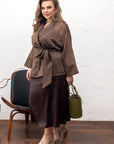Лека дамска наметка тип сако от viscose и polyester, изображение на модел с елегантен дизайн и модерна кройка.
