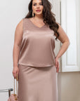 Elegant women’s tank top with a V-neckline, марка YR, polyester и elastane, показан на изображението.