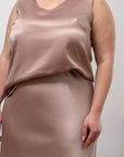 Elegant women’s tank top with a V-neckline от марка YR, polyester и elastane, показващ модел с гладък дизайн.