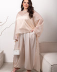 Asymmetrical cape made of lightweight fabric YR с viscose и polyester, показана на изображението.