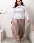 Elegant women’s blouse YR с драпировка и декоративно деколте, polyester, viscose и elastane, изображение.