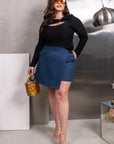 Denim skort YR, с 95% cotton и 5% polyester, показана на модел, с модерна и стилна кройка.