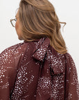 Elegant women’s blouse YR с polyester и spandex, показана на модел, в модерна и стилна визия.