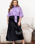 Elegant women’s blouse YR, polyester и spandex, показана на модел, с изчистен дизайн и комфортен крой.