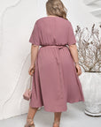 Elegantní midi šaty s elastickým pasem a páskem