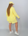 Комплект с linen ени shorts от linen blend , бели и уup toбни, подходящи за летни дни, от марка с висококачествени материи.