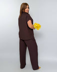 Комплект от linen blend с риза и pants, 80% linen и 20% polyester, изрязан модел, в светли тонове.