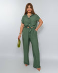 Комплект от linen blend с риза и pants, 80% linen и 20% polyester, в светли цветове, подходящ за летни дни.