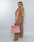 Комплект от linen blend с риза и pants, 80% linen и 20% polyester, в светъл цвят, подходящ за летни облекла.