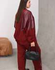 Conjunto con inserciones de piel.