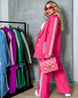 Two-piece set with pockets, composed of polyester, viscose and spandex, for everyday style and comfort.
