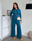 Two-piece set made from polyester and elastane, image of product with modern everyday look.