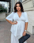Satin blouse with lace, polyester and viscose, with delicate details and elegant design.