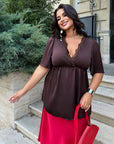 Satin blouse with lace, polyester, viscose and elastane, with delicate design and shiny texture, suitable for elegant occasions.