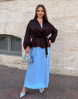 Satin kimono with a belt made from polyester, viscose and elastane, image of the soft and smooth texture on the product.