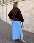 Satin kimono with a belt, made from polyester, viscose and elastane, with a smooth texture and elegant design.