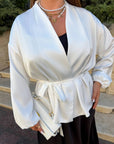 Satin kimono with a belt, beige, with a smooth texture and elegant design, made from polyester, viscose and elastane.