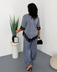 Satin set with lace, made from polyester, viscose and elastane, with delicate lace details.