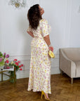 Conjunto floral con falda larga.