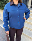 Cropped denim jacket from brand with 55% cotton, 45% polyester and 5% elastane, image of jacket on model.