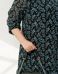 Лека Chiffon dress и флорални детайли, модел YR от Twiggy Shop, показана на модел с Whiteа фон.