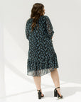 Лека chiffonова рокля с волани от Twiggy Shop, показана на модел, със фини детайли и елегантен дизайн.