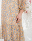 Лека chiffonена рокля с волани от Twiggy Shop, показана на модел с деликатен дизайн и фини детайли.