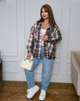 Oversized checked shirt made from cotton and polyester, stylish model with loose fit, suitable for everyday style.