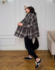 Oversized checked shirt made from cotton and polyester, with long sleeves and loose fit, in classic checked pattern.