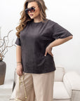 ТъмноGreyа Jersey T-shirt YR с polyester и spandex, изображение на модел, подходяща за ежедневна облеклоя.