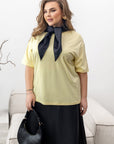 Свободна кройка тениска YR с polyester и spandex, изображение на стилен модел, подходяща за ежедневен облик.