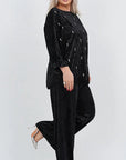 Dress in velvet with pearls, with viscose, cotton and elastane, with an elegant design and delicate decorative elements.