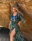 Long printed beach tunic от viscose и polyester, подходяща за плаж и летни разходки, с ярък дизайн.