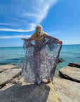 Long printed beach tunic от viscose и polyester, лежи на плаж с морска гледка, ярки цветове и свободен стил.