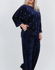 Velvet dress with pearls, model with elegant design, made from viscose, cotton and elastane, in the image.