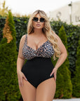 One-piece swimsuit от polyester, модел с ярки цветове и модерна кройка, за плуване и плажни занимания.