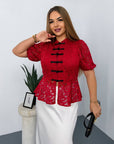 Lace blouse made from cotton and nylon, white, with beautiful lace details and long sleeves, suitable for everyday style.