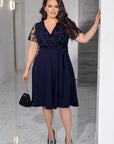 Short dress with decorated mesh от polyester, viscose и lycra, стилна и модерна, показана на модел.