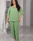 Blouse and buttoned pants set от polyester и lycra, изображение на модел в стиlinen тоалет.