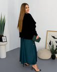 Satin dress and soft jumper set, polyester, viscose and elastane, for elegant and comfortable style.