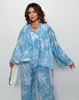 Conjunto de lino con estampado floral.