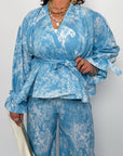 Conjunto de lino con estampado floral.