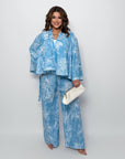 Conjunto de lino con estampado floral.