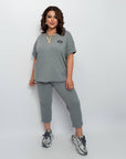 Set with cropped shorts от cotton и polyester, стиlinen и уup toбен за ежедневна носене, показан на изображението.