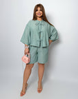 Linenен комплект с къси pantsи от linen blend с polyester, светъл и уup toбен за летни дни.