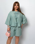 Linenен комплект с къси pantsи от смес linen и polyester, подходящ за летни дни, в ярки цветове, модел от Composition 80% linen.