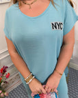 Everyday set made of lightweight fabric , съдържащ polyester и viscose, подходящ за ежедневна носия.
