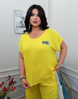 Everyday set made of lightweight fabric , Compositionен от polyester и viscose, подходящ за ежедневна носия.